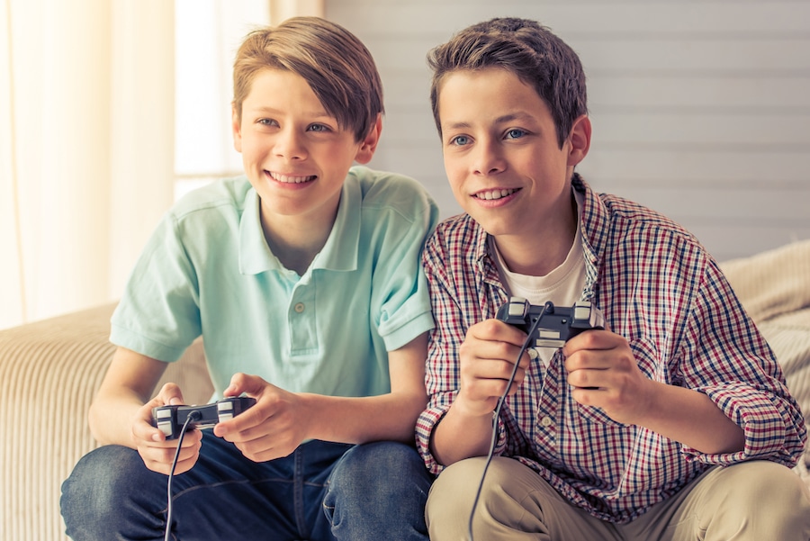 two-boy-plays-TV-game