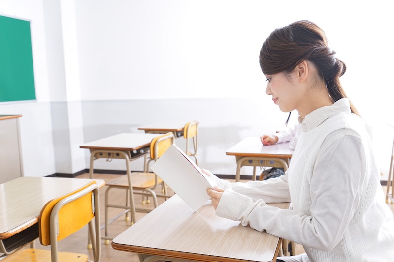 student-stydy-classroom-examination