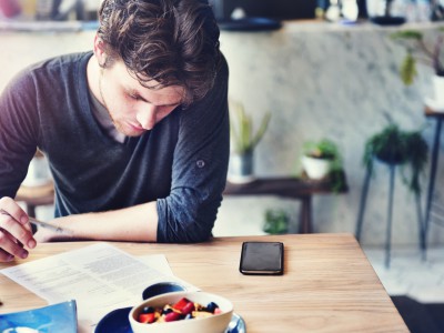 カフェで勉強する男性